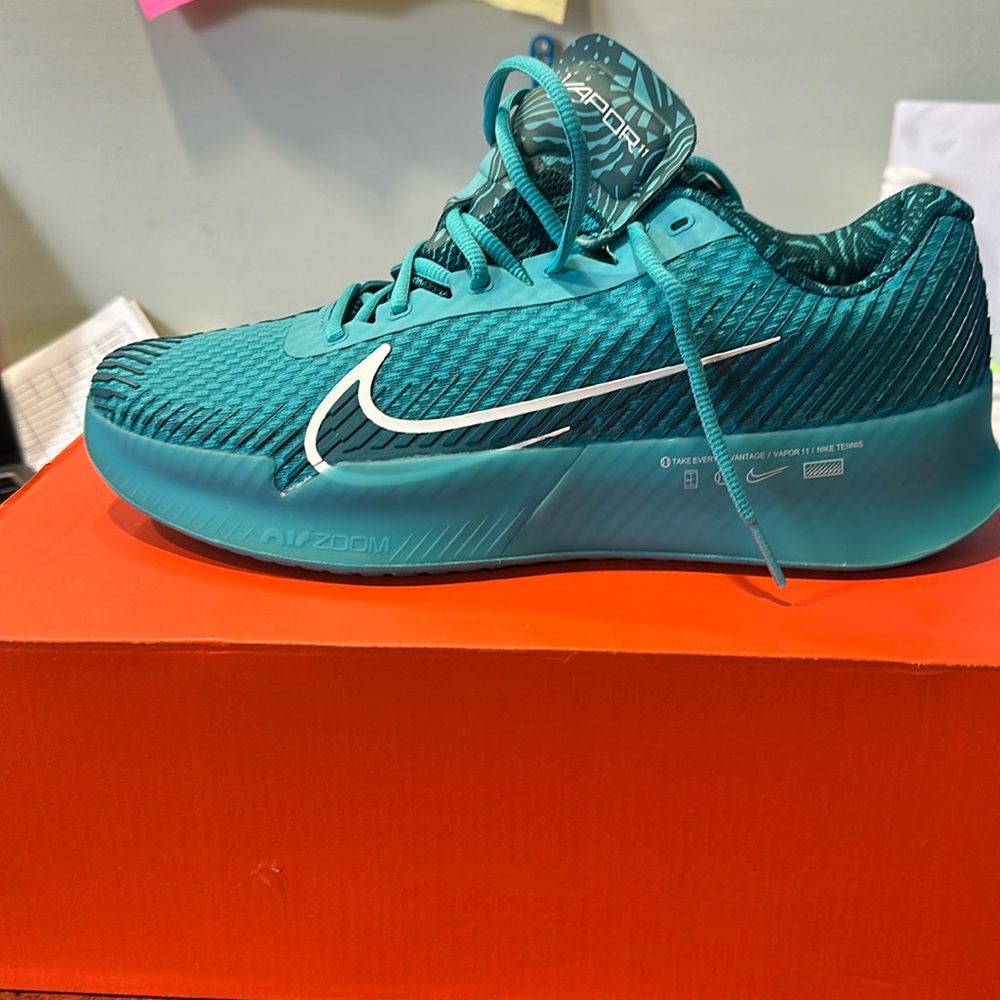 Brand new Nike zoom 11 HC tennis shoes